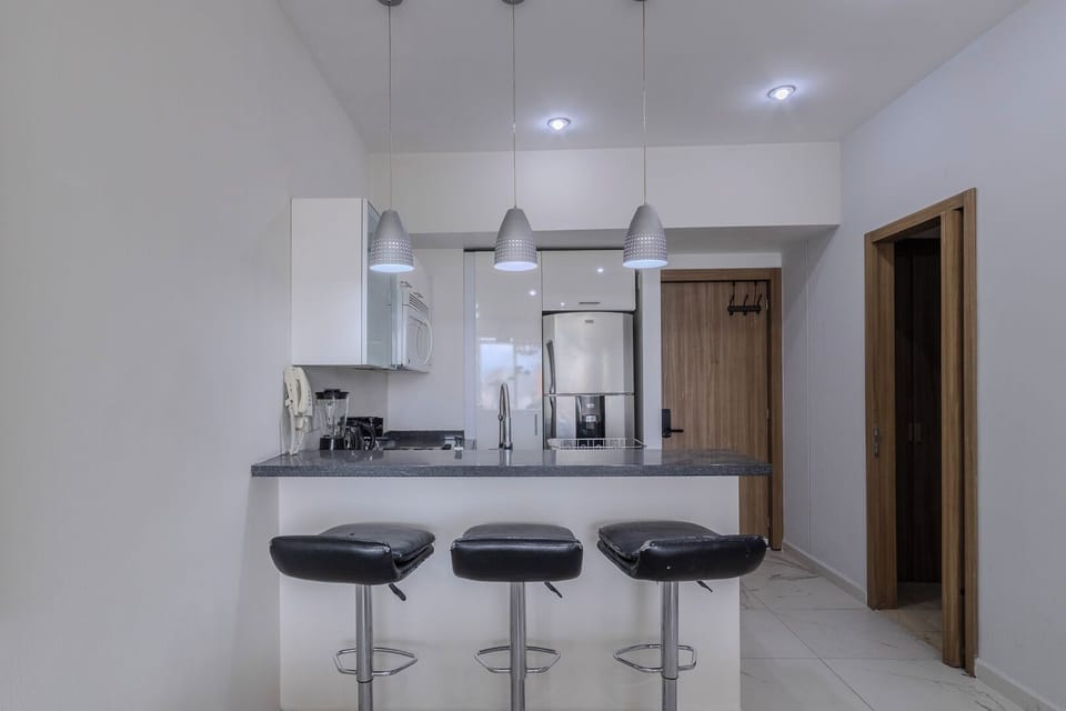 Luxury Apartment, City View | Private kitchen