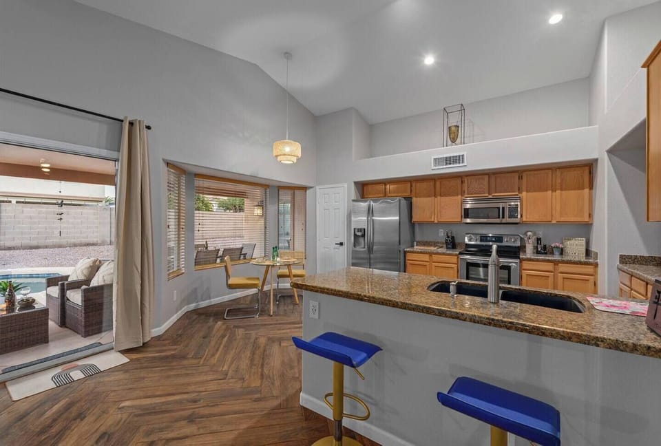 Large open kitchen with full size appliances and granite countertops.