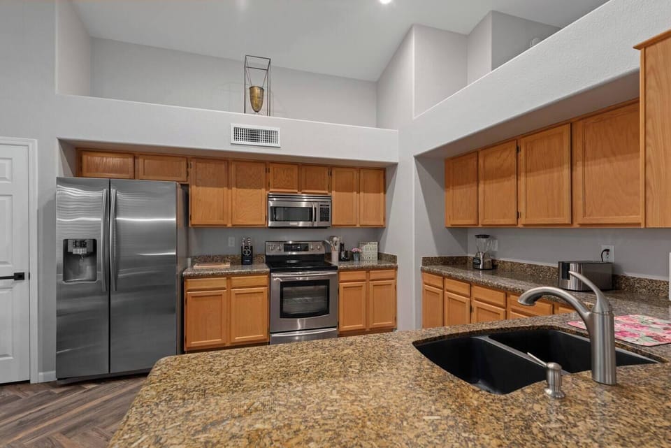 Large open kitchen with full size appliances and granite countertops.