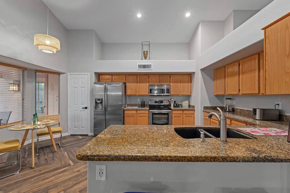 Large open kitchen with full size appliances and granite countertops.