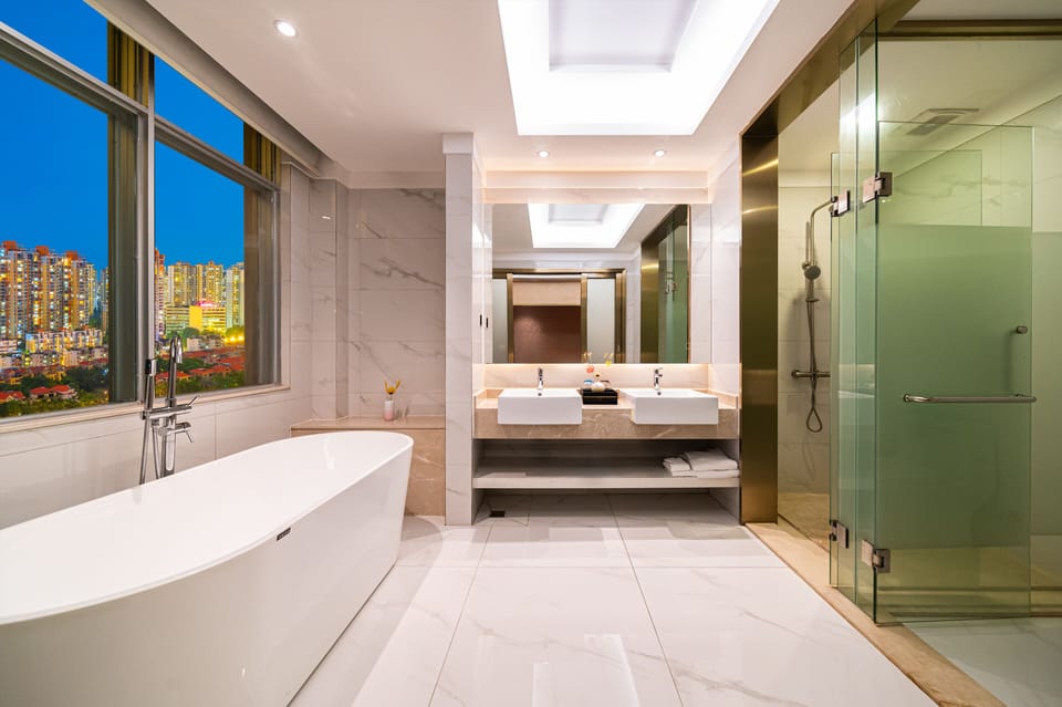 Royal Studio Suite | Bathroom | Hair dryer, towels, soap, shampoo