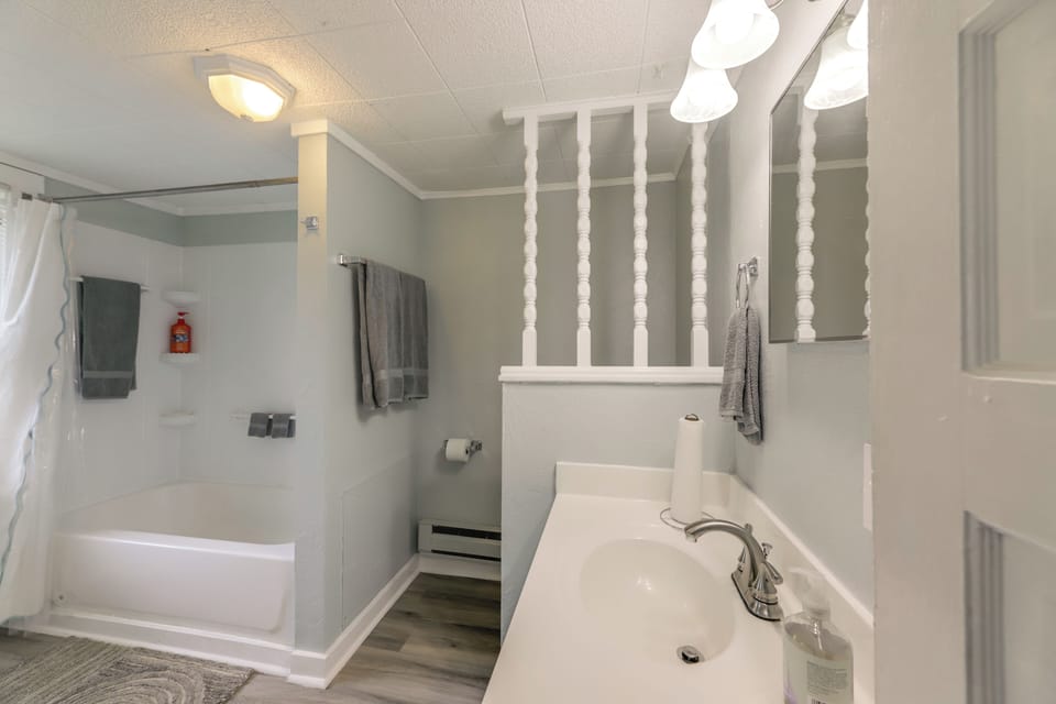 Full Bathroom | 2nd Floor | Towels Provided | Complimentary Toiletries