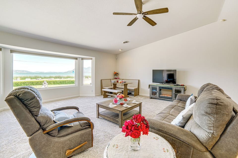 Living Room | Central A/C & Heat | Free WiFi | Electric Fireplace