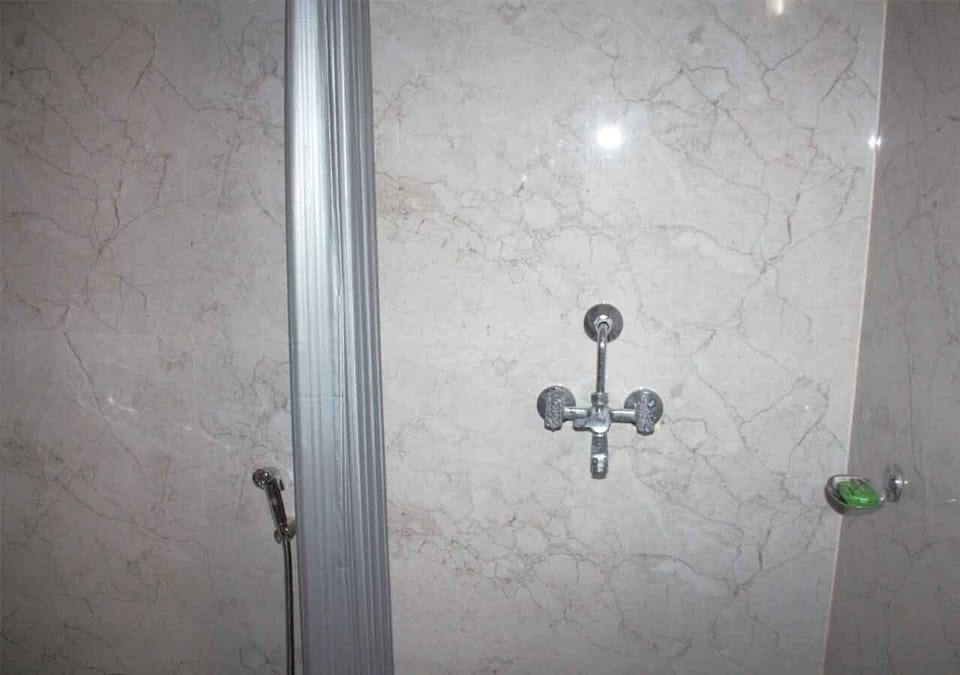 Comfort Double Room, 1 King Bed, Balcony | Bathroom | Slippers