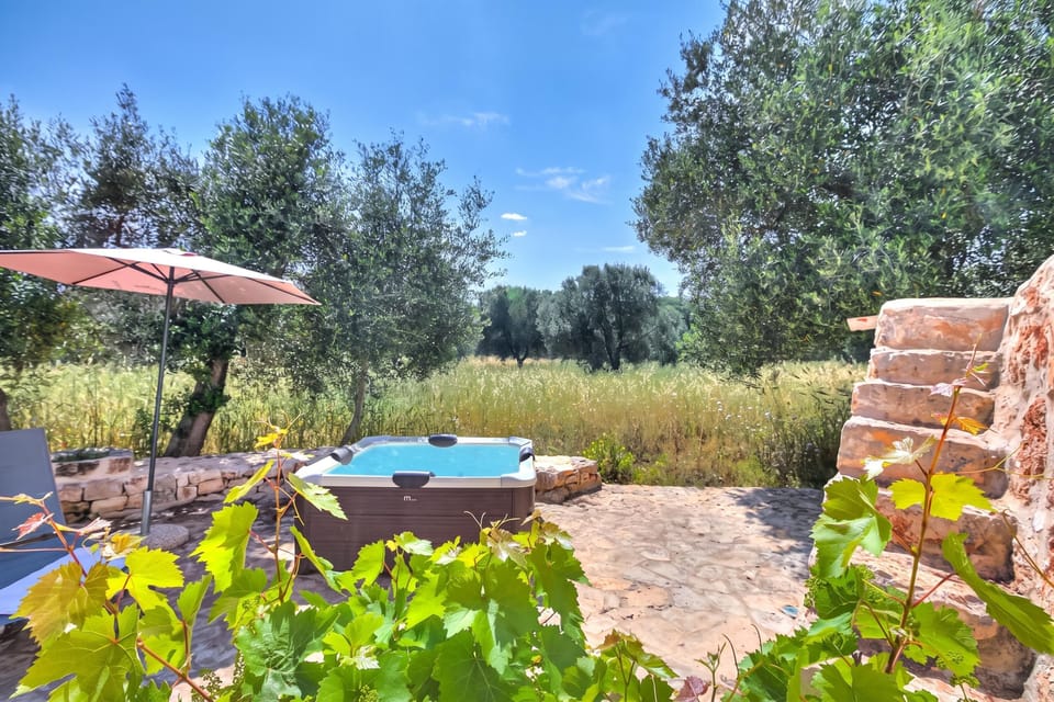 Family Villa, 1 Bedroom, Air conditioning, Mountainside (Dimora Tra Gli Ulivi With Private) | Outdoor spa tub