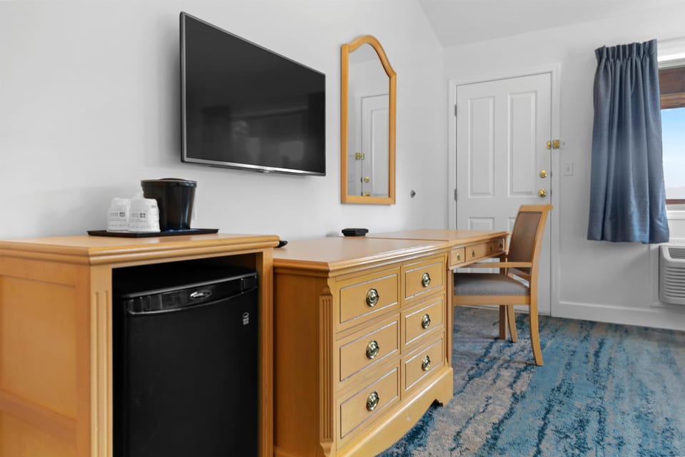 Standard Room, 1 King Bed, Balcony, Lake View | Premium bedding, pillowtop beds, desk, laptop workspace