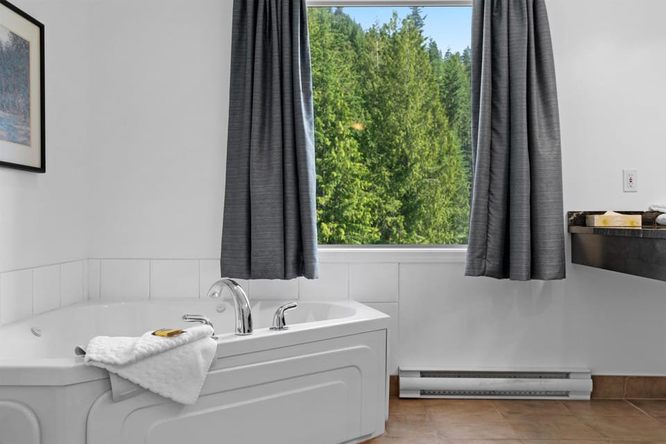 Suite, 1 King Bed, Balcony, Lake View | Bathroom | Combined shower/tub, free toiletries, towels