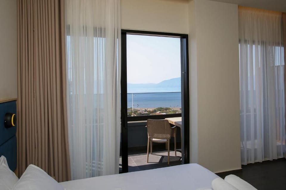 In-room safe, soundproofing, WiFi (free)
