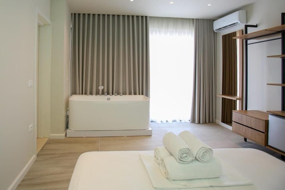 Luxury Double Room, Bathtub, Sea View | In-room safe, soundproofing, WiFi (free)