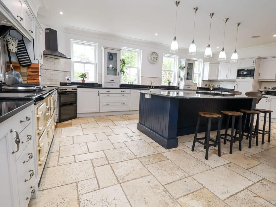 Cottage | Private kitchen | Fridge, microwave, toaster, cookware/dishes/utensils