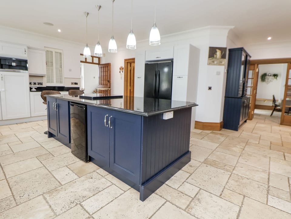 Cottage | Private kitchen | Fridge, microwave, toaster, cookware/dishes/utensils