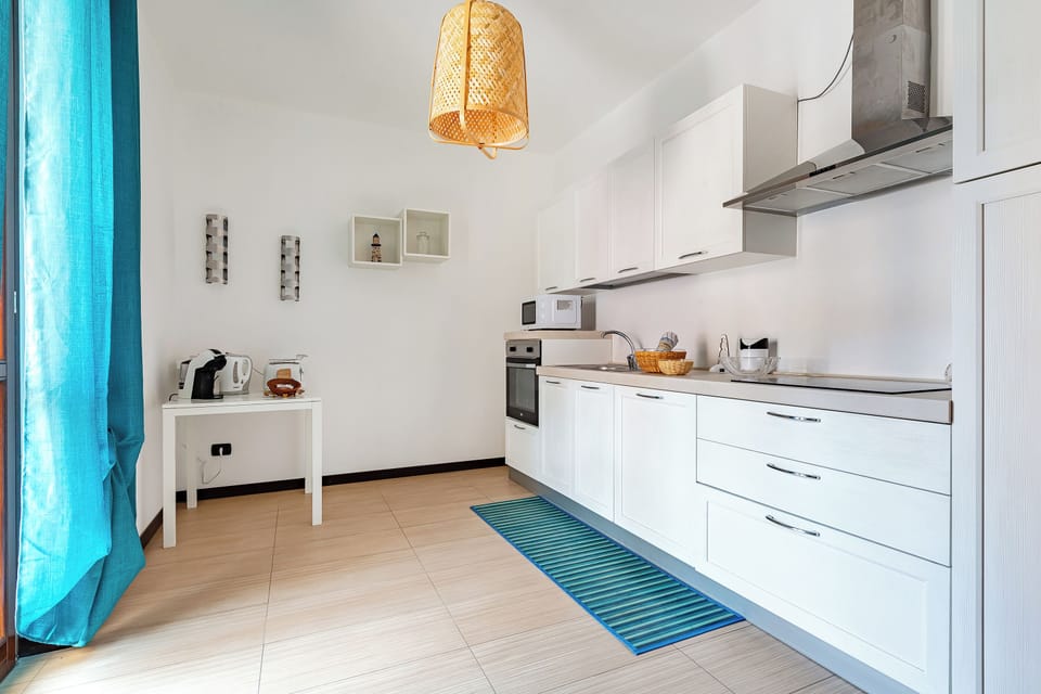 Family Apartment, Multiple Bedrooms, 2 Bathrooms (Viadelmare Apartment Monopoli 200m) | Private kitchen | Fridge, microwave, oven, stovetop