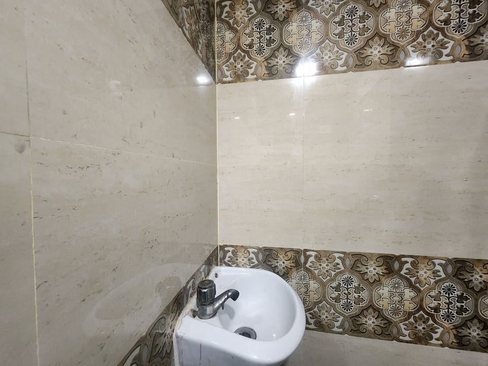 Standard Triple Room | Bathroom | Shower, towels, soap, shampoo