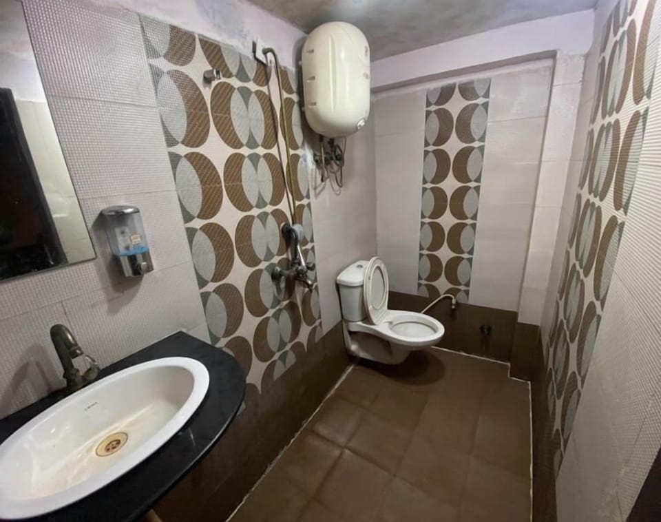 Family Suite | Bathroom | Free toiletries, towels, soap, shampoo