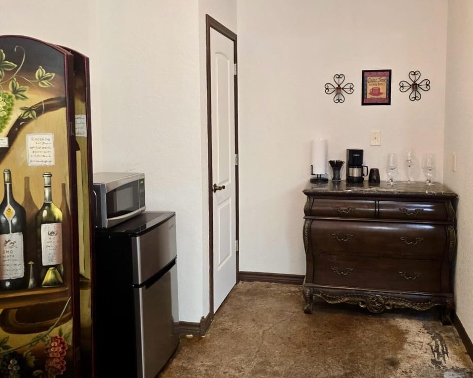 Kitchenette: Enjoy your morning brew with a charming vintage touch and convenient amenities!