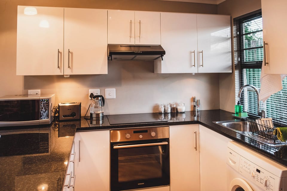 Luxury Cottage | Private kitchen | Full-size fridge, oven, stovetop, toaster