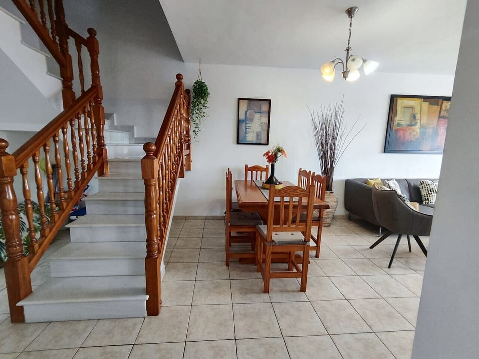 Escaleras que dan al piso superior