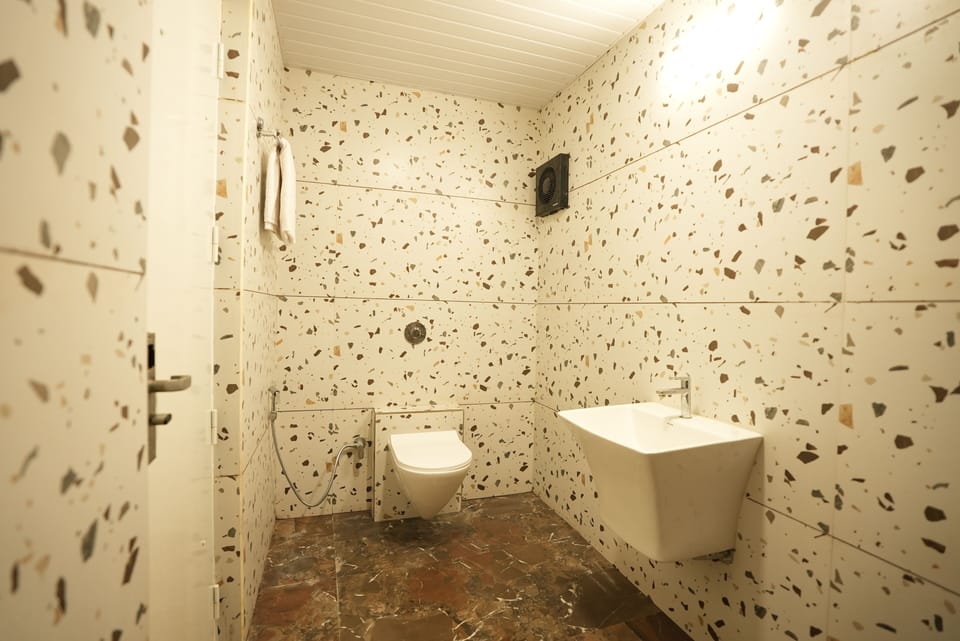 Executive Room | Bathroom | Shower, soap, shampoo