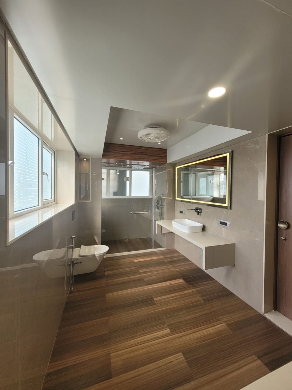 Jacuzzi Suite | Bathroom | Shower, free toiletries, towels, soap