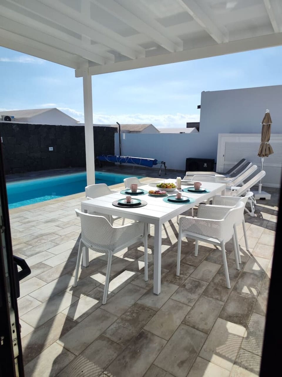 Comedor al aire libre con porche techado