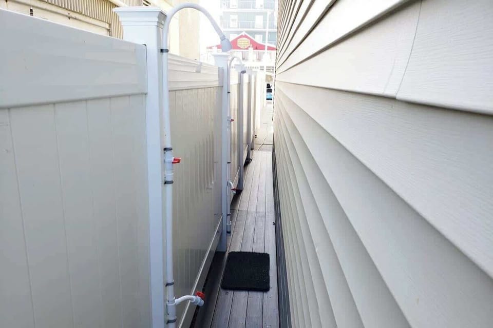 Outdoor rinsing station SHARED BY OTHER GUESTS