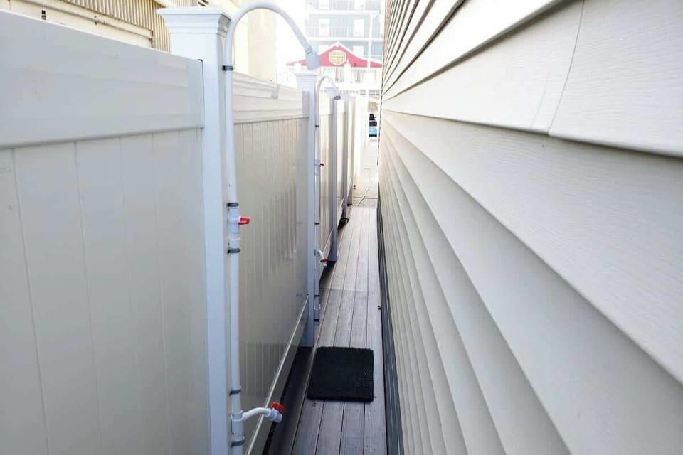 Outdoor rinsing station SHARED BY OTHER GUESTS
