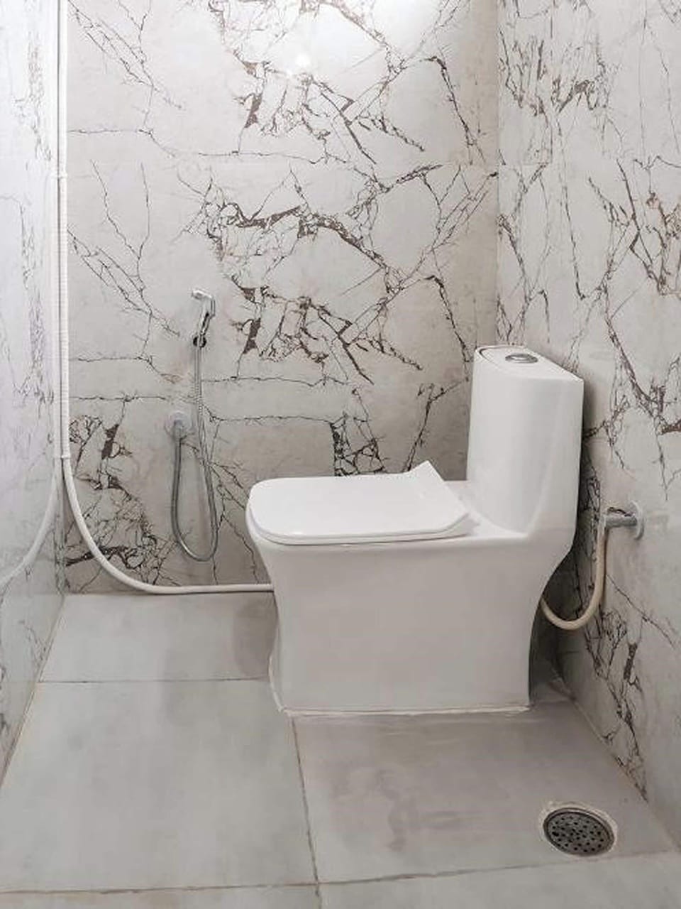 Deluxe Room | Bathroom | Shower, free toiletries, towels