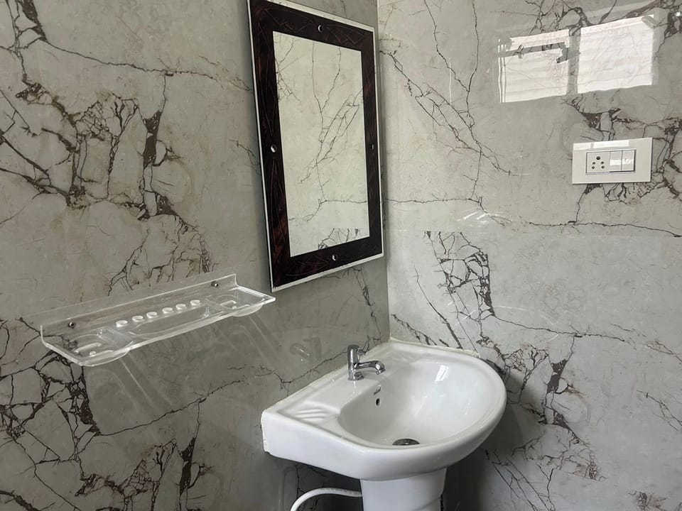 Deluxe Room | Bathroom | Shower, free toiletries, towels
