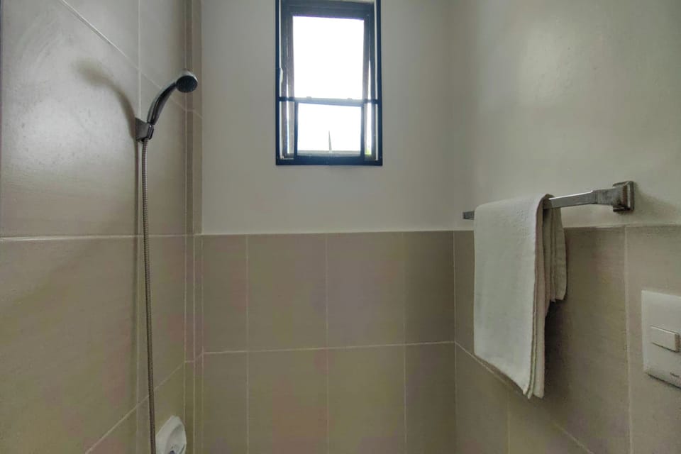 Standard Twin Room | Bathroom | Shower, towels