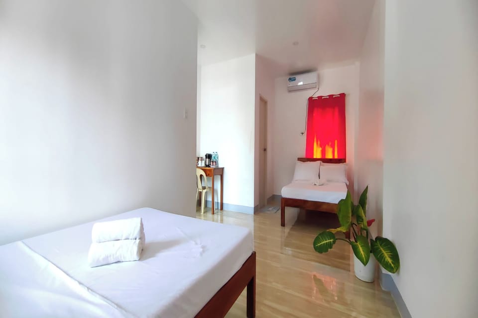 Family Room | Desk, WiFi (free), bed sheets