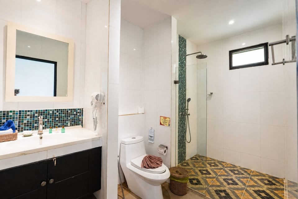Superior Room | Bathroom | Shower, free toiletries, slippers, towels