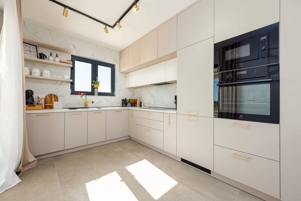 Coffee/tea maker, microwave, dishwasher, highchair