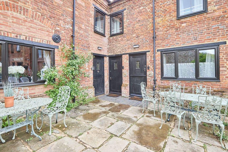 Granary Barn, Toftrees - Host & Stay