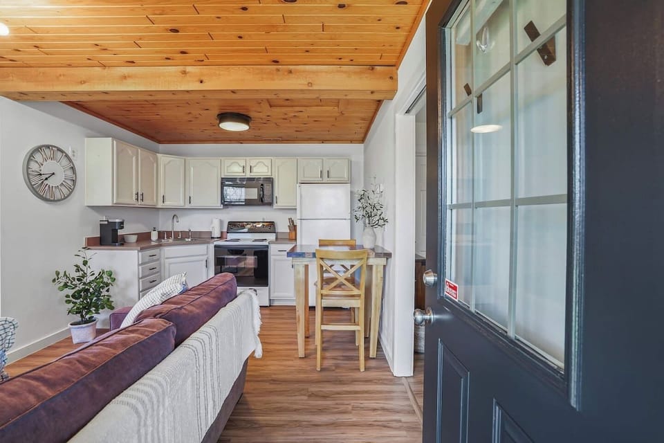 Come on in to a bright, welcoming space with a comfy sofa, wood ceiling, and a fully equipped kitchen. With a dining table and modern appliances, it’s easy to cook, relax, and enjoy time together.