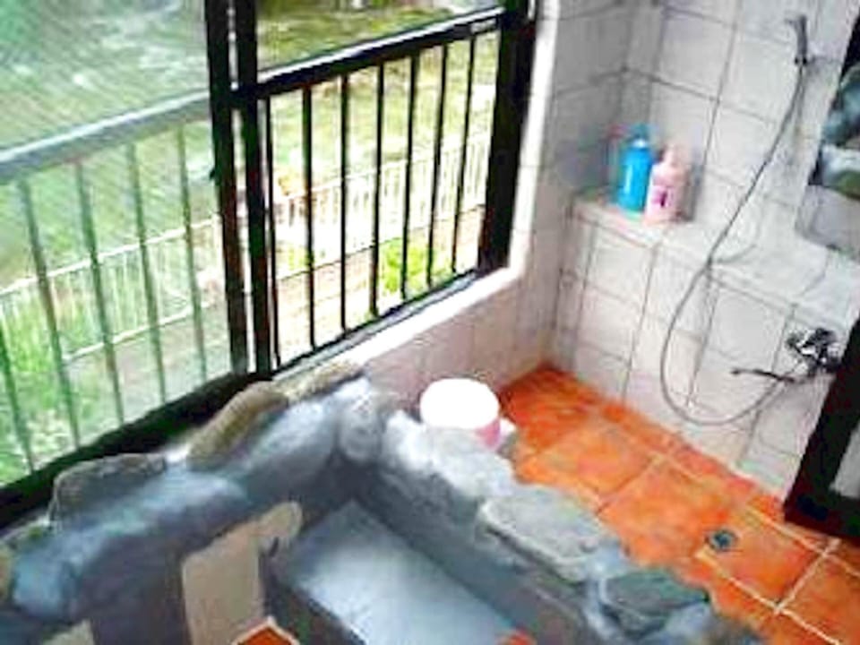 Separate tub and shower, spring water tub, free toiletries, hair dryer