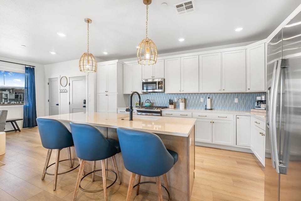Condo, 3 Bedrooms | Private kitchen | Fridge, oven, coffee/tea maker, toaster
