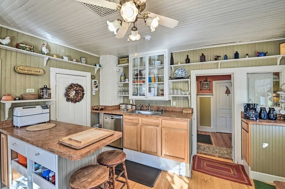 House, 5 Bedrooms | Private kitchen | Fridge, coffee/tea maker, electric kettle, toaster