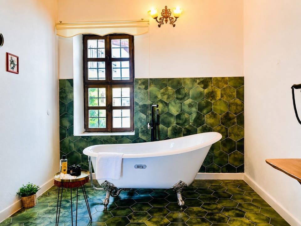 Deluxe Suite, Sea View | Bathroom | Free toiletries, hair dryer, slippers, bidet