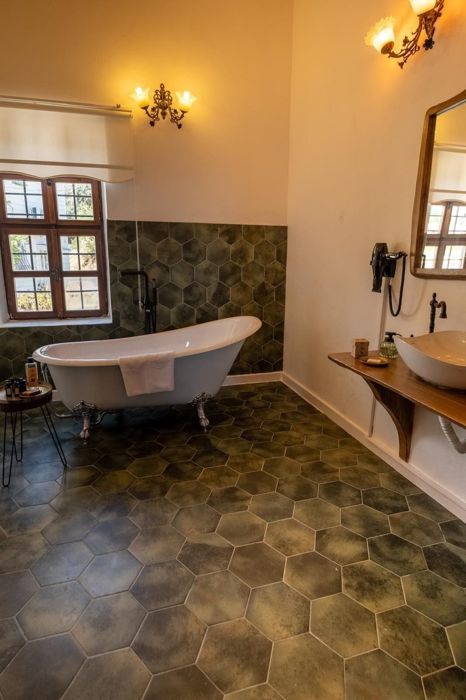 Deluxe Suite, Sea View | Bathroom | Free toiletries, hair dryer, slippers, bidet