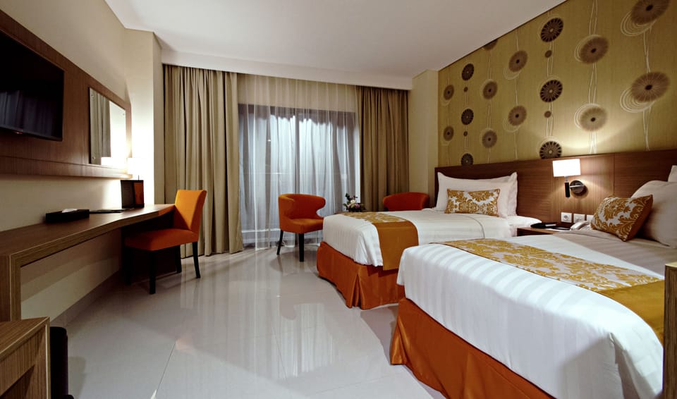 Superior Twin Room - Breakfast | In-room safe, desk, laptop workspace, soundproofing