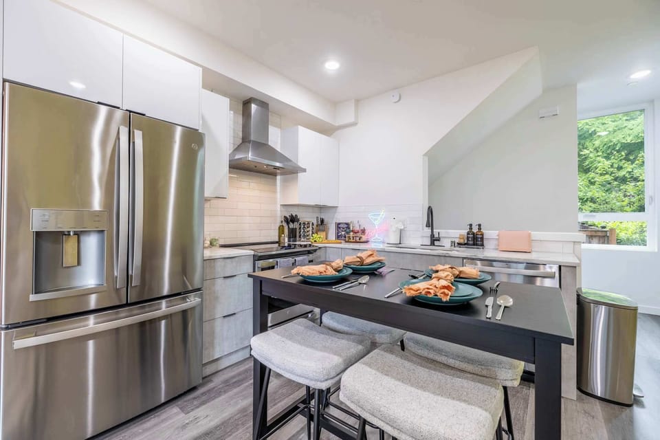 Whether you’re cooking up dinner or just pouring wine, this kitchen has everything you need. Stainless steel appliances, full tools, and a stylish dining setup—it’s all here and ready for your crew. 