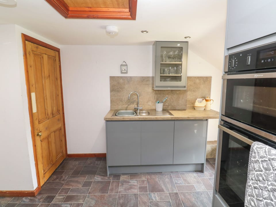 Fridge, microwave, dishwasher, cookware/dishes/utensils