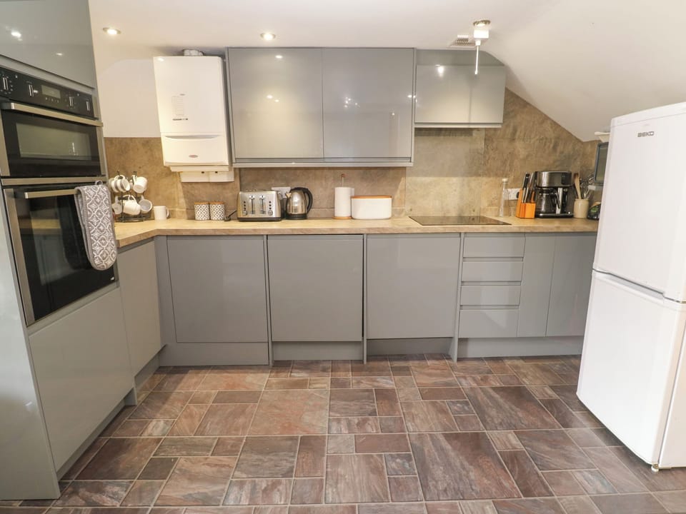 Fridge, microwave, dishwasher, cookware/dishes/utensils