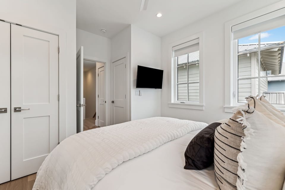 Queen Guest Suite - Equipped with a Flat-Screen TV