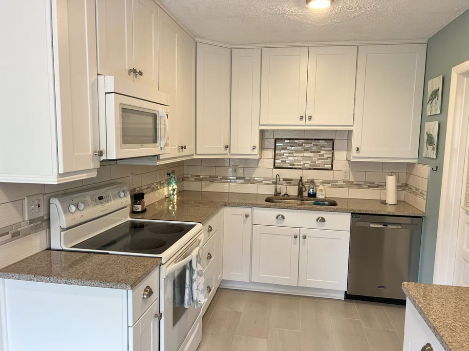 Fully equipped kitchen for your cooking pleasure (or Not LOL!)