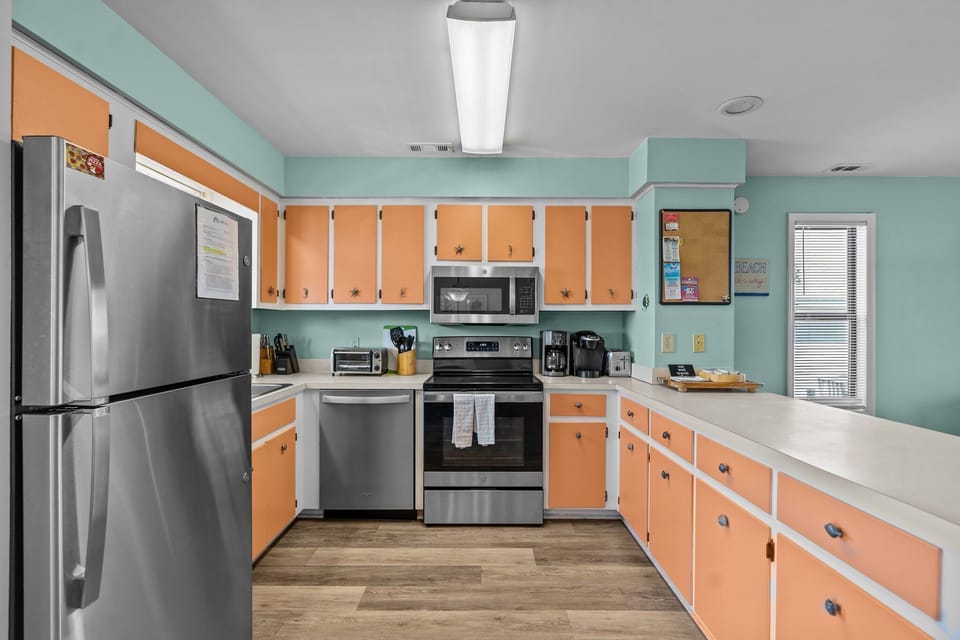 Fully stocked kitchen!