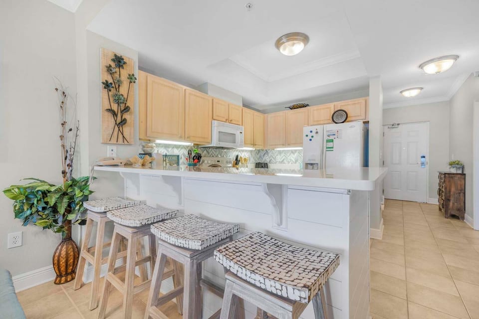 Eat-in kitchen bar seating