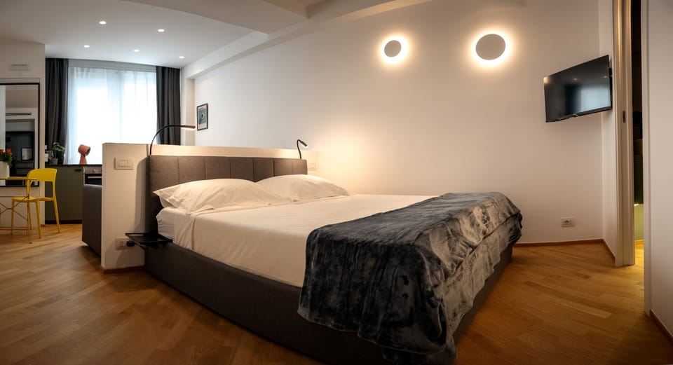 Cosy 3 | Premium bedding, memory foam beds, minibar, desk