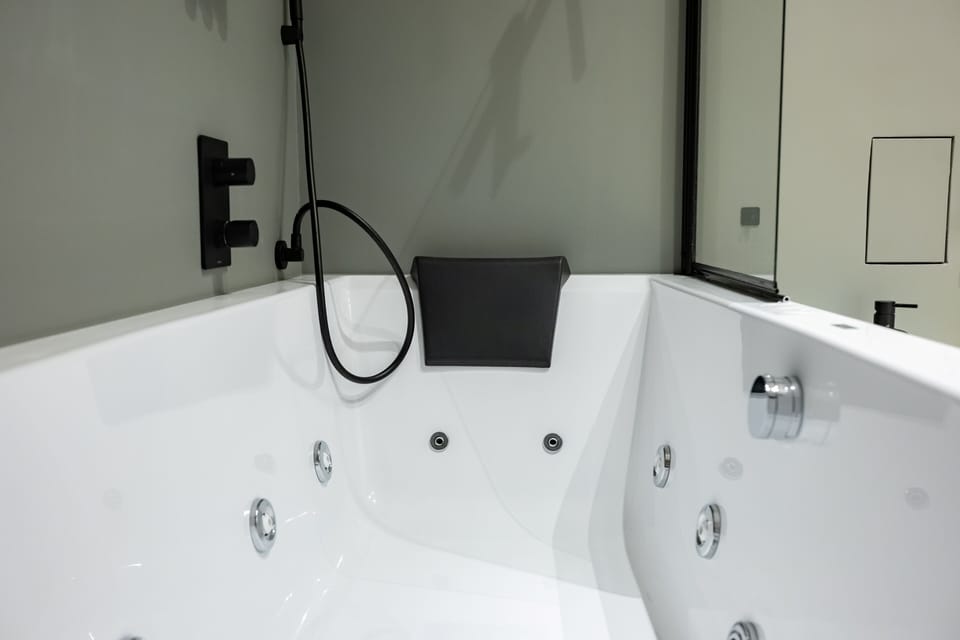 Cosy 3 | Bathroom | Free toiletries, hair dryer, bidet, towels