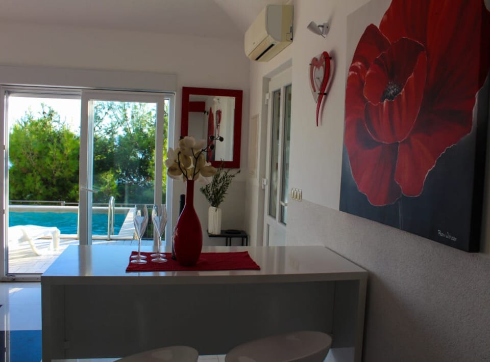 Apartment (Two Bedroom Apartment with Sea View a) | Dining room
